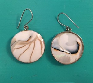 Nautilus round white earrings